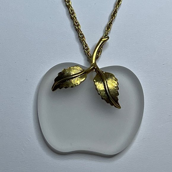 Avon Gold Tone Rope Chain Necklace With Apple Pendant - Picture 2 of 5